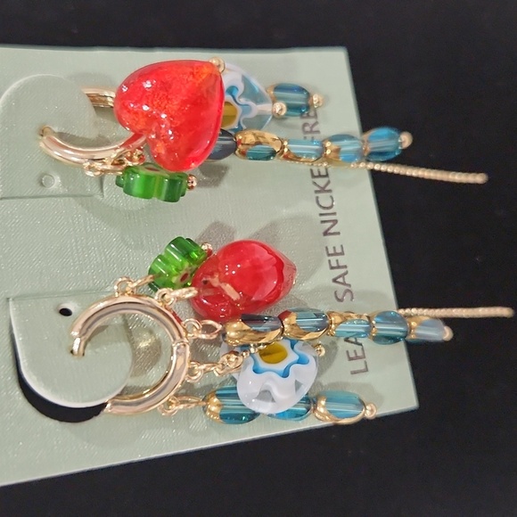 ❤️🔹️ATTERRI🔹️ Beautiful  Charm Heart Huggie Earrings - Picture 6 of 7